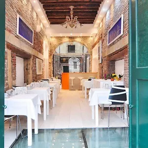 Al Mascaron Ridente Venise